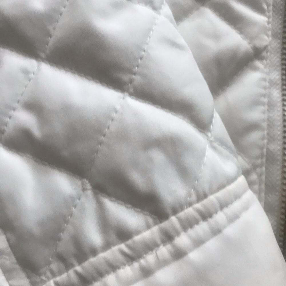 White quilted jacket 🧥 - Picture 4 of 6